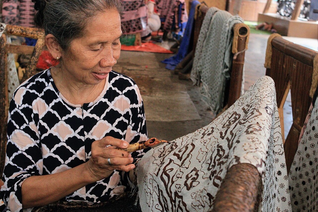 Artisan·e au travail : savoir-faire et création locale.