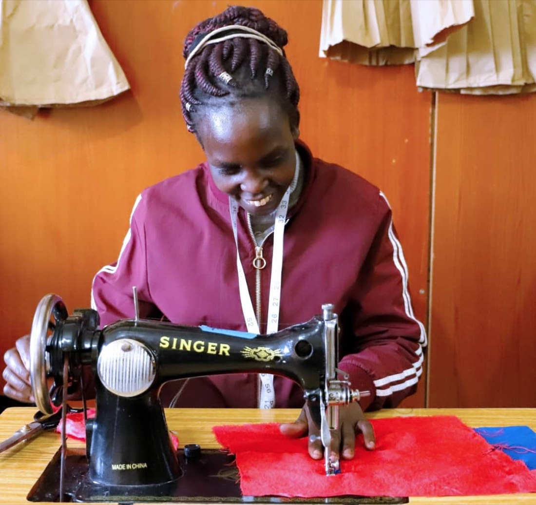 Atelier de couture : confection et revalorisation de textiles.